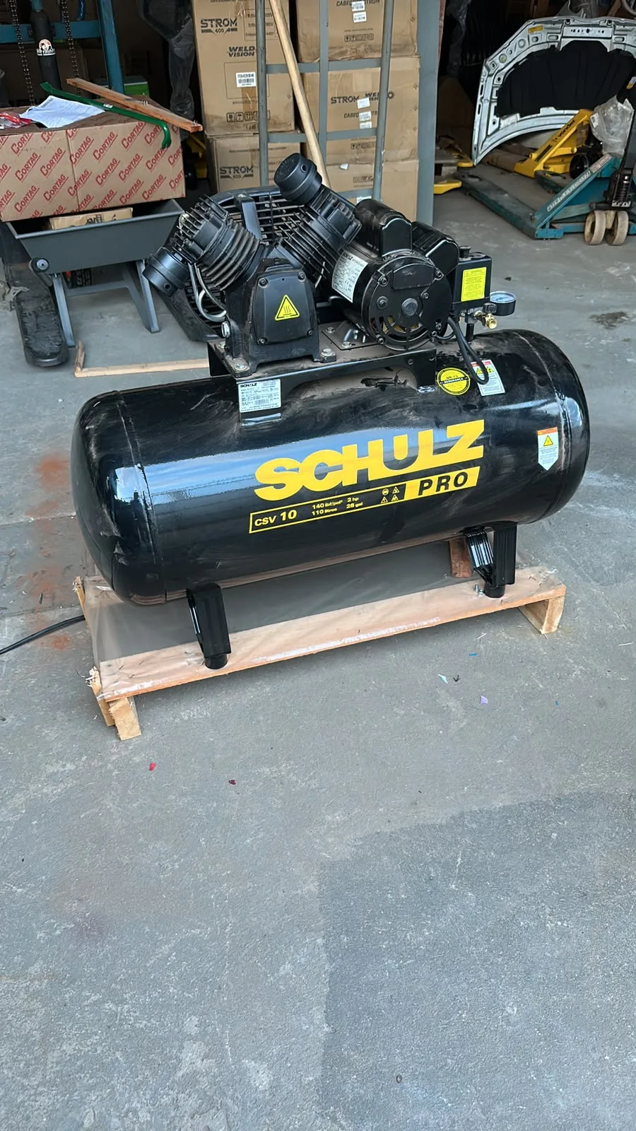Compressor de Ar 110 Litros em uso em obra em Cuiabá — Mega Locações