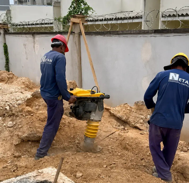 Compactador de Solo Sapo em uso em obra em Cuiabá — Mega Locações